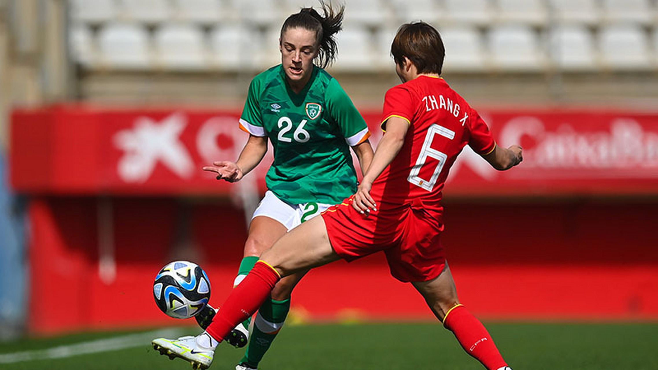 爱尔兰女足在比赛中表现抢眼