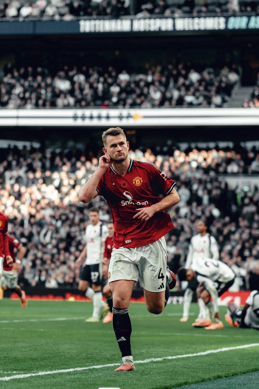 包含曼联客场战平，争夺前四席位激烈的词条