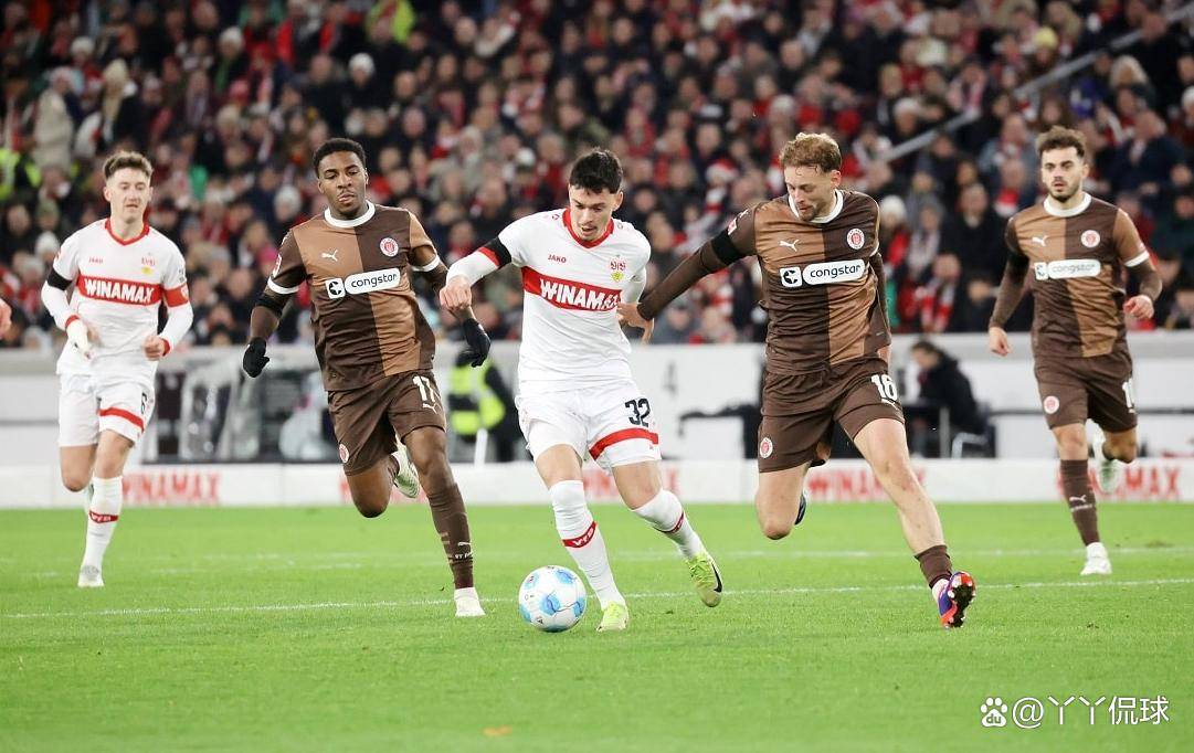 法兰克福前锋连场进球，成为焦点人物