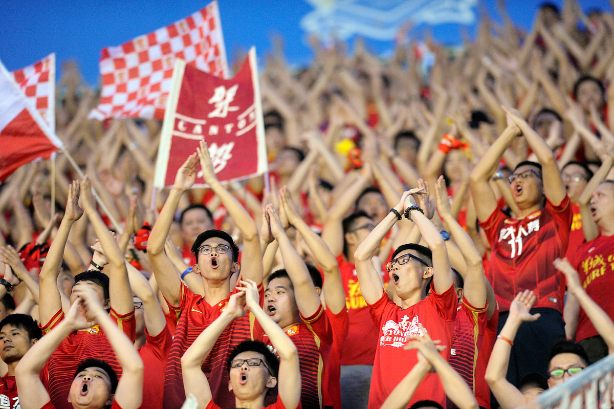 关于高强度对抗，球场上激情燃烧的信息