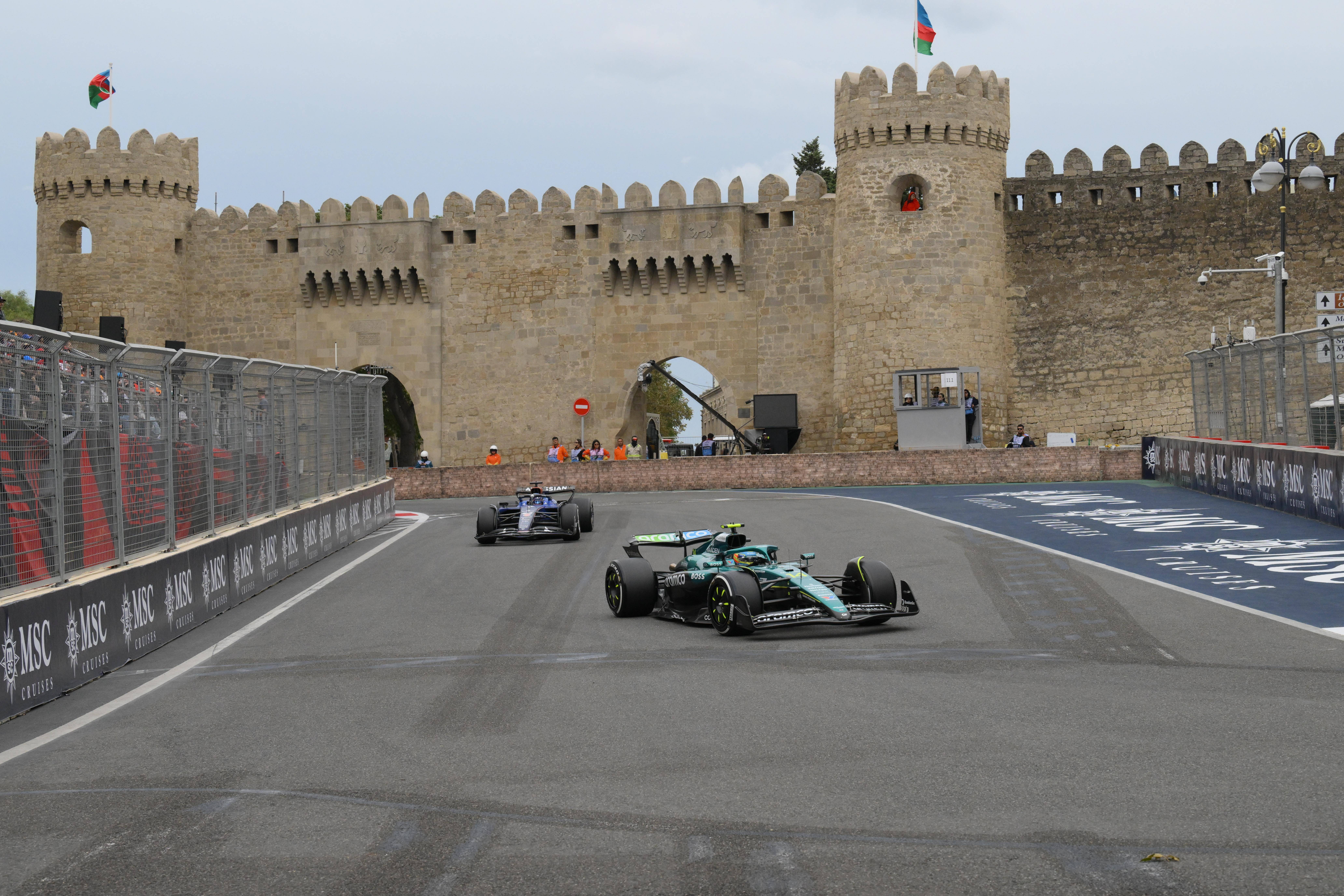 红牛车队险胜阿斯顿马丁，维斯塔潘点燃赛场的简单介绍