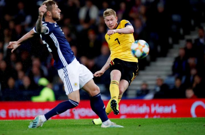 英格兰碾压切尔西，德布劳内完成帽子戏法的简单介绍