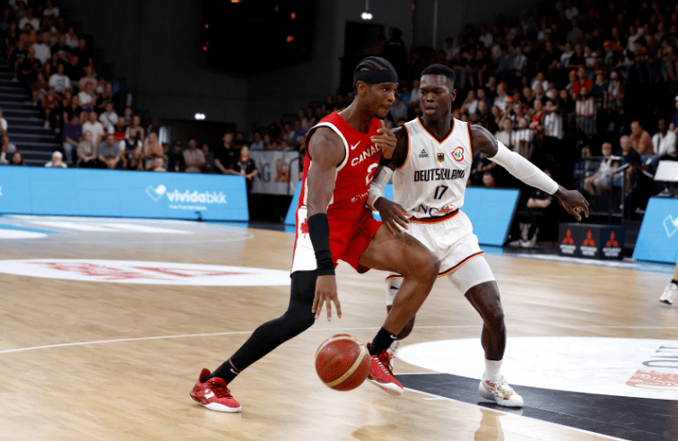 加拿大队在热身赛中与德国交手 加拿大队在热身赛中与德国交手