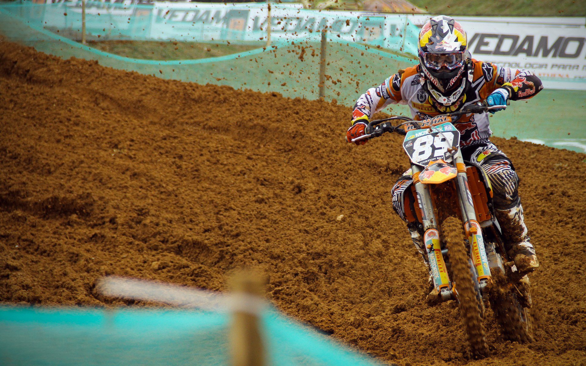 亚洲风暴席卷欧洲之巅，日本技术流横扫拜仁，库尔图瓦神扑改写胜负天平