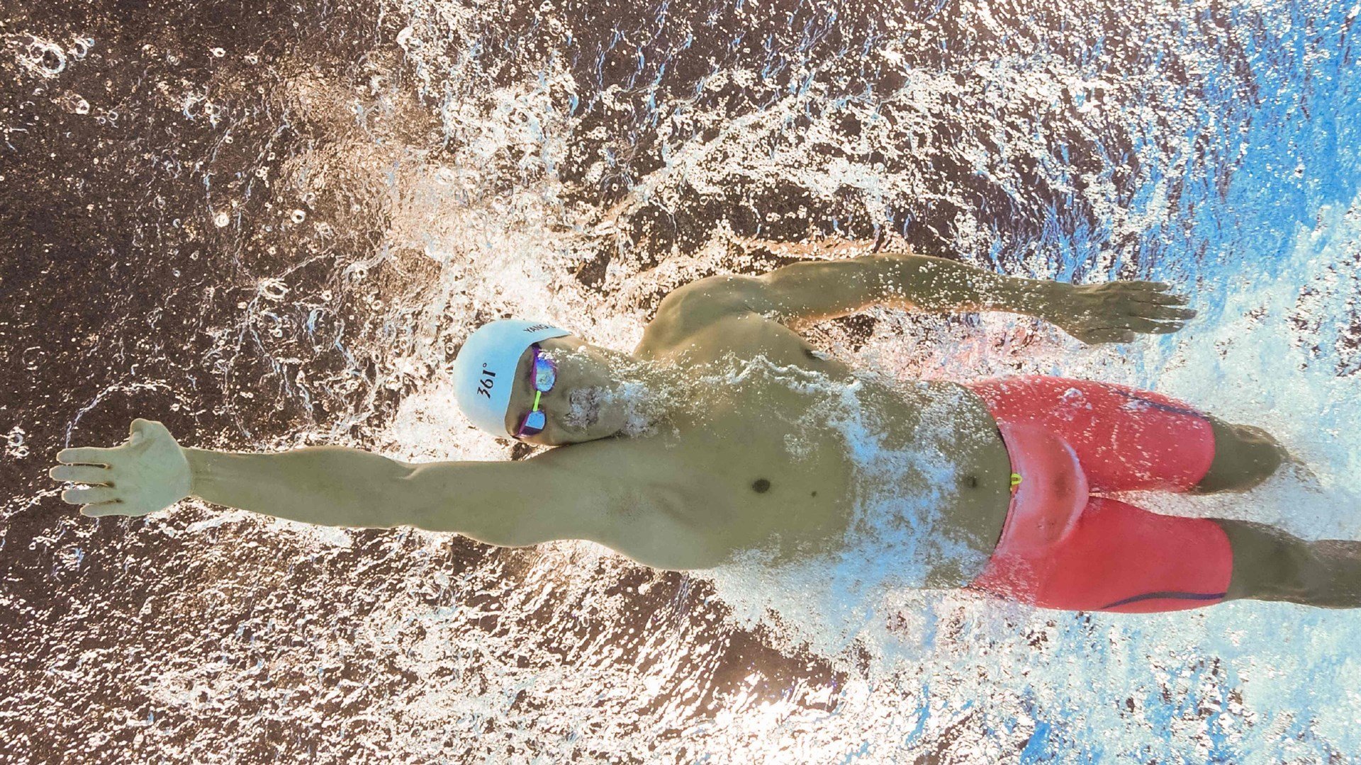 广厦队正面击溃快船，这个看似错位的热搜，最终成为了一则关于体育本质的寓言。在虚拟的绿茵场上，广厦队用他们的方式证明，当比赛回归到最根本的智慧、勇气与团结时，一切皆有可能